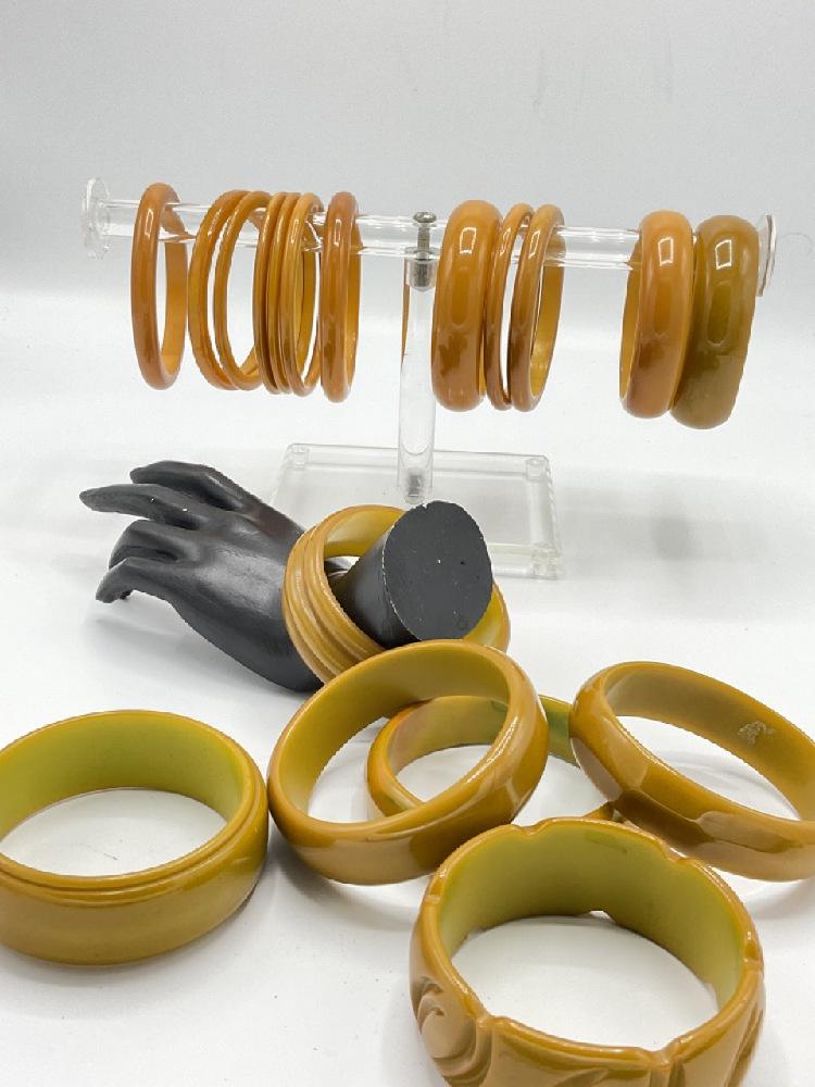 Eighteen (18) Assorted Bakelite Bangle Bracelets (1 of 7)