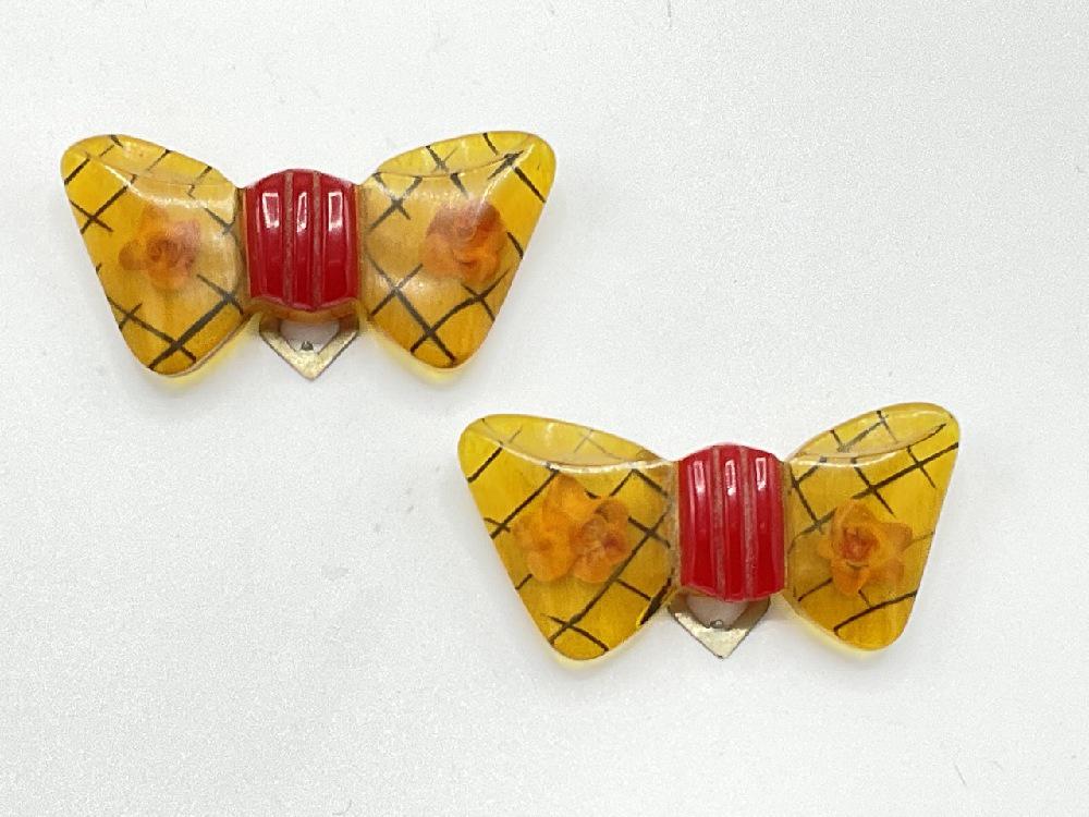 A Pair, Vintage Apple Juice Bakelite Reverse Carved Bow Clips (1 of 4)