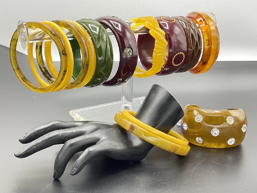 Twelve (12) Vintage Bakelite Bangle Bracelets (1 of 9)