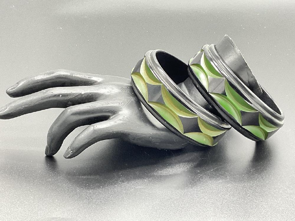 Two (2) Vintage Carved Geometric Green And Black Bangle Bracelets (1 of 4)