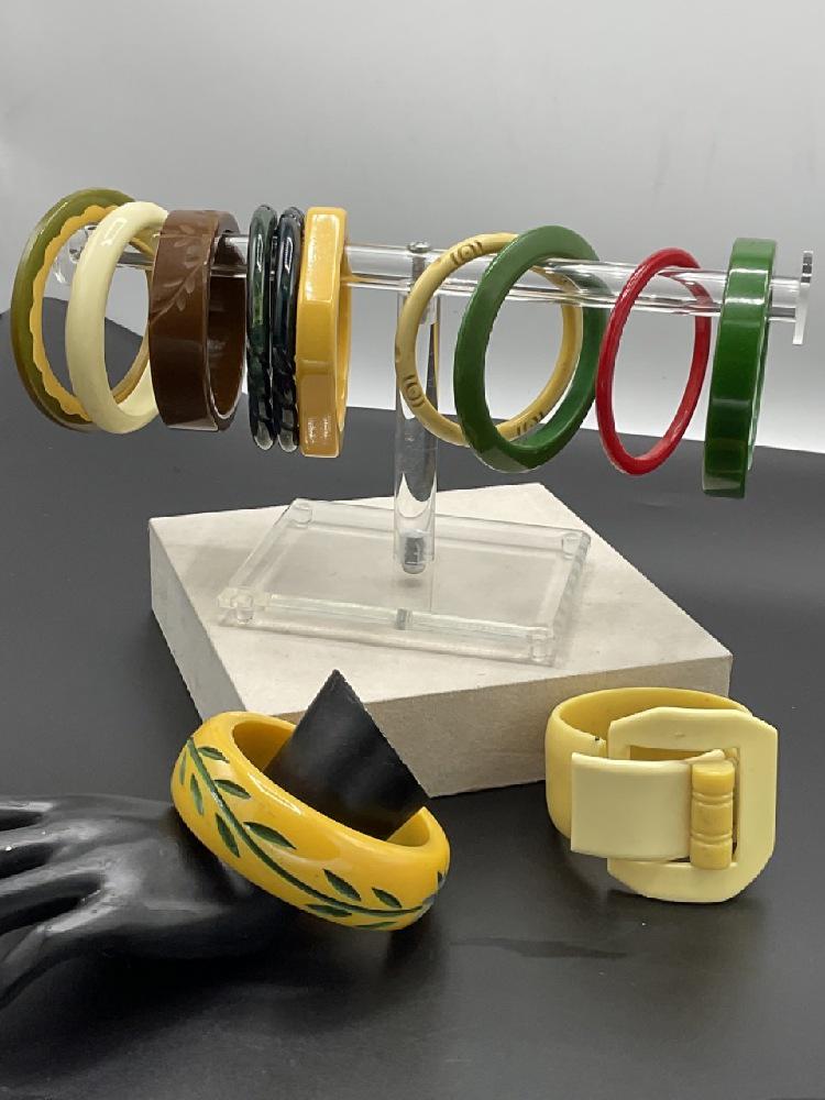 Twelve (12 Vintage Plastic And Bakelite Carved Bracelets (1 of 9)