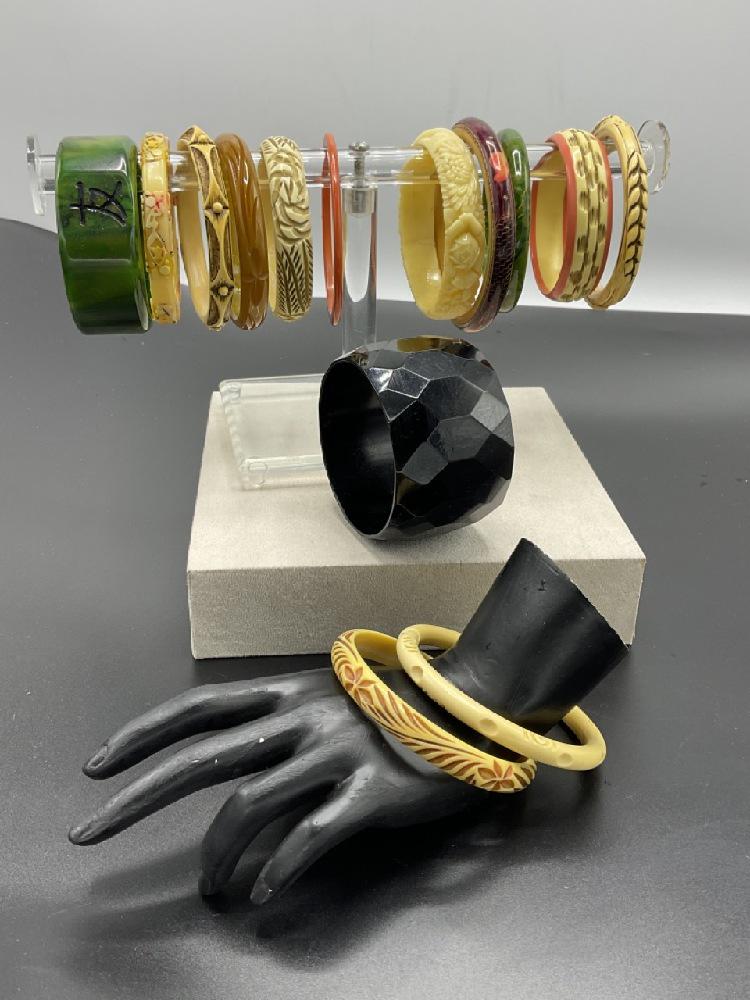 Fourteen (14) Bakelite Bangle Bracelets (1 of 8)