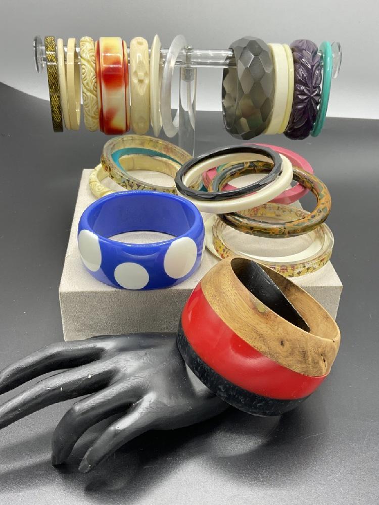 Twenty Four (24) Vintage And Contemporary Plastic Bangles (1 of 6)