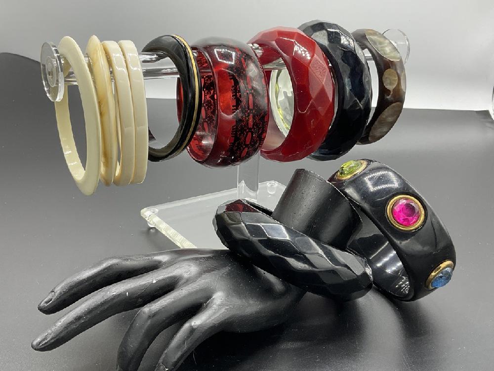 Eleven (11) Vintage And Contemporary Plastic Bangles (1 of 4)