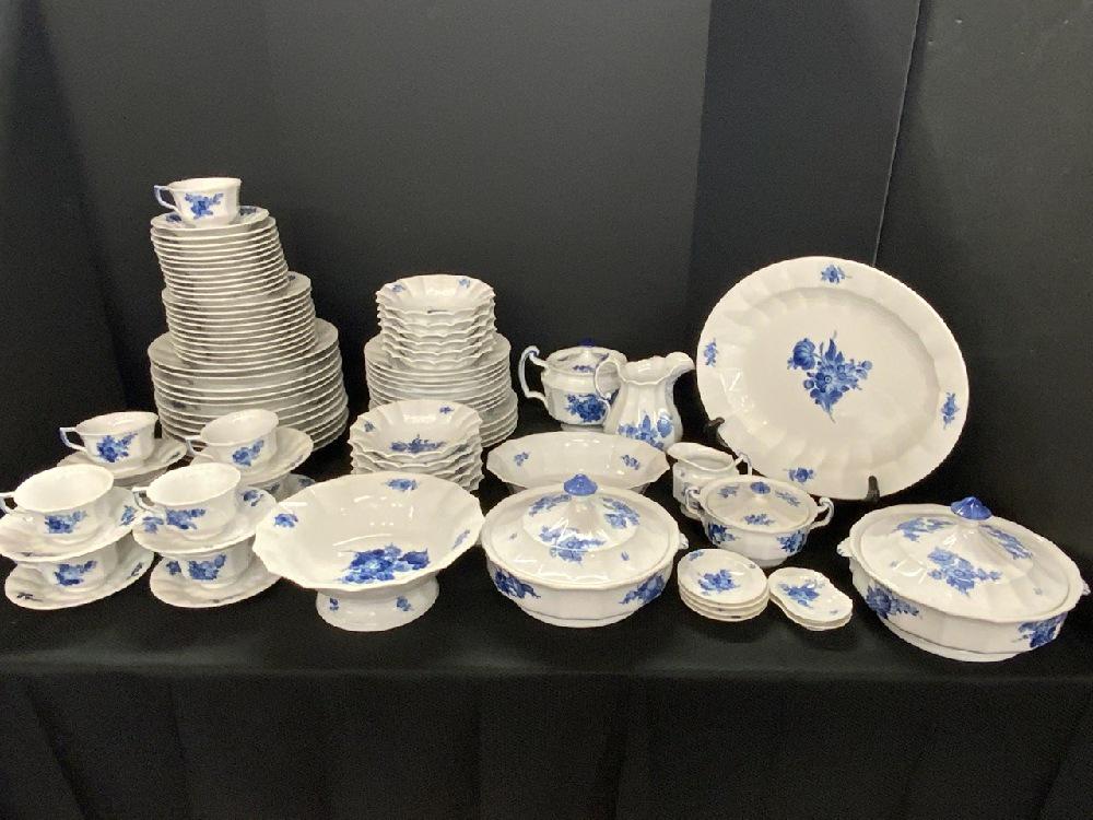 Royal Copenhagen 90 Piece Porcelain Dinner Service: Royal Copenhagen 90 Piece Porcelain Dinner Service. Good Condition, all pieces have been inspected. Please see preview photos. Dinner plates 12 salad plates 4dessert plates 11 Tea cup 9Saucer 9 salad