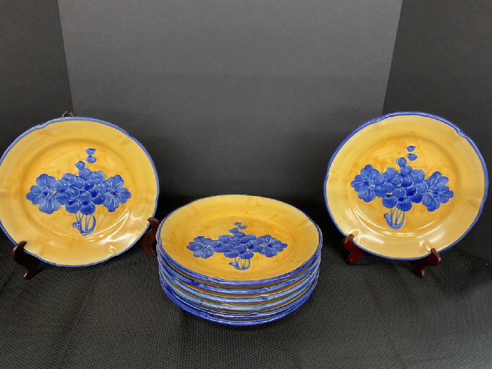 Vietri Mierco 8 pc Dinner Plates: Vietri Mierco 8 pc Dinner Plates.Dimensions: 10” DVery Good Condition,Please See Photograph Preview.