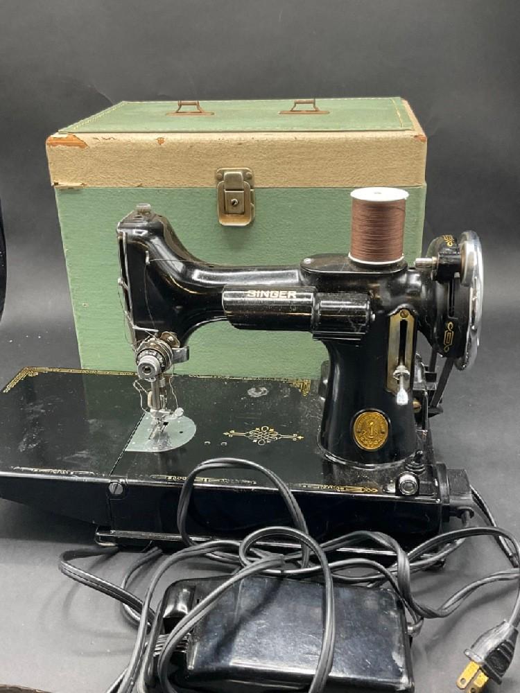 Vintage Singer Featherweight Sewing Machine (1 of 7)