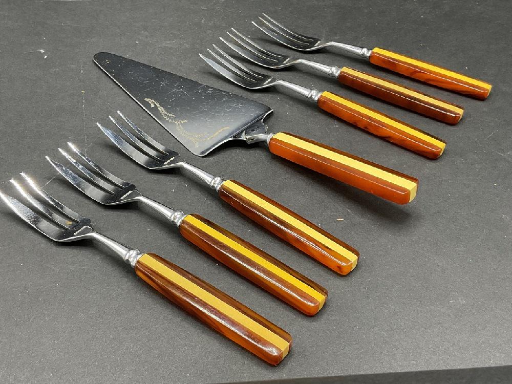 Dainty German Bakelite Cake a set (1 of 3)