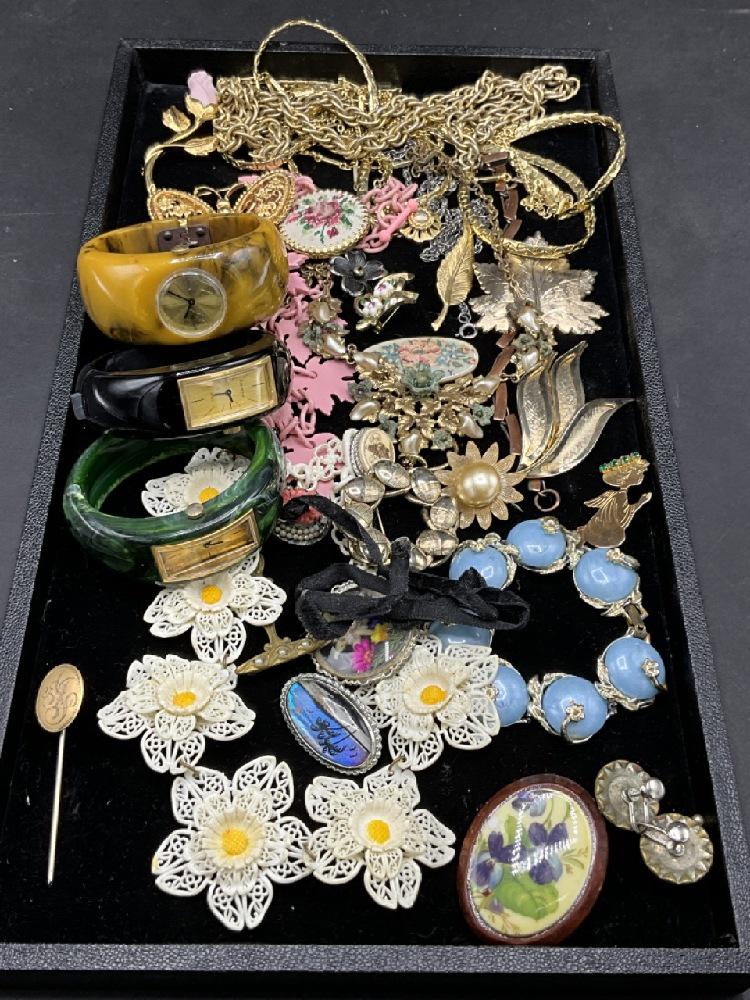 Vintage Costume Jewelry Lot with Bakelite: Vintage Costume Jewelry Lot with Bakelite. As seen in photograph preview.