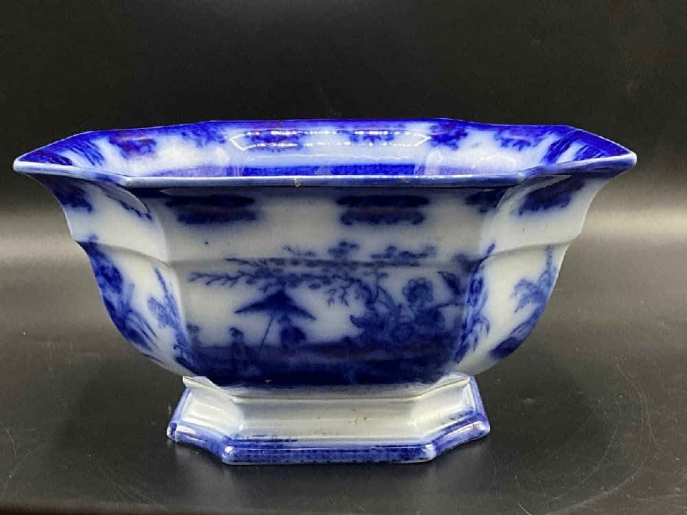 Flo Blue Davenport Tureen: Flo Blue Davenport TureenGood Condition, Please See Preview Photographs Dimensions: 5 1/3” H x 10” W x 10” D