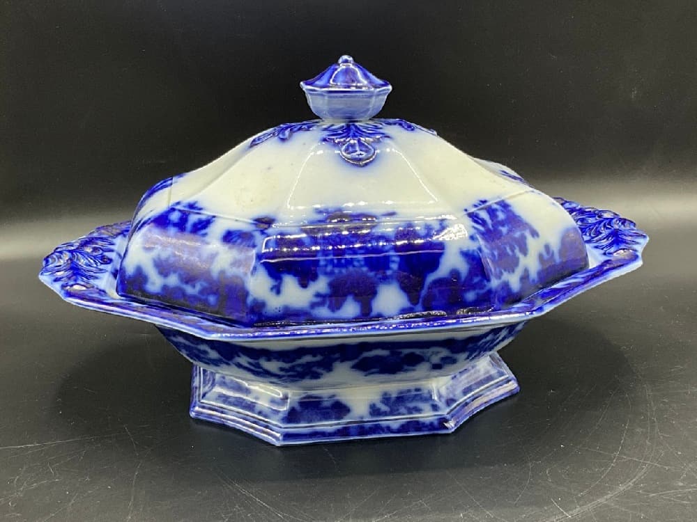 Flo Blue “ Scinde” Covered Tureen: Flo Blue “ Scinde” Covered TureenGood Condition, Please See Preview Photographs Dimensions: 9”H x 13 1/2” L x 10”D