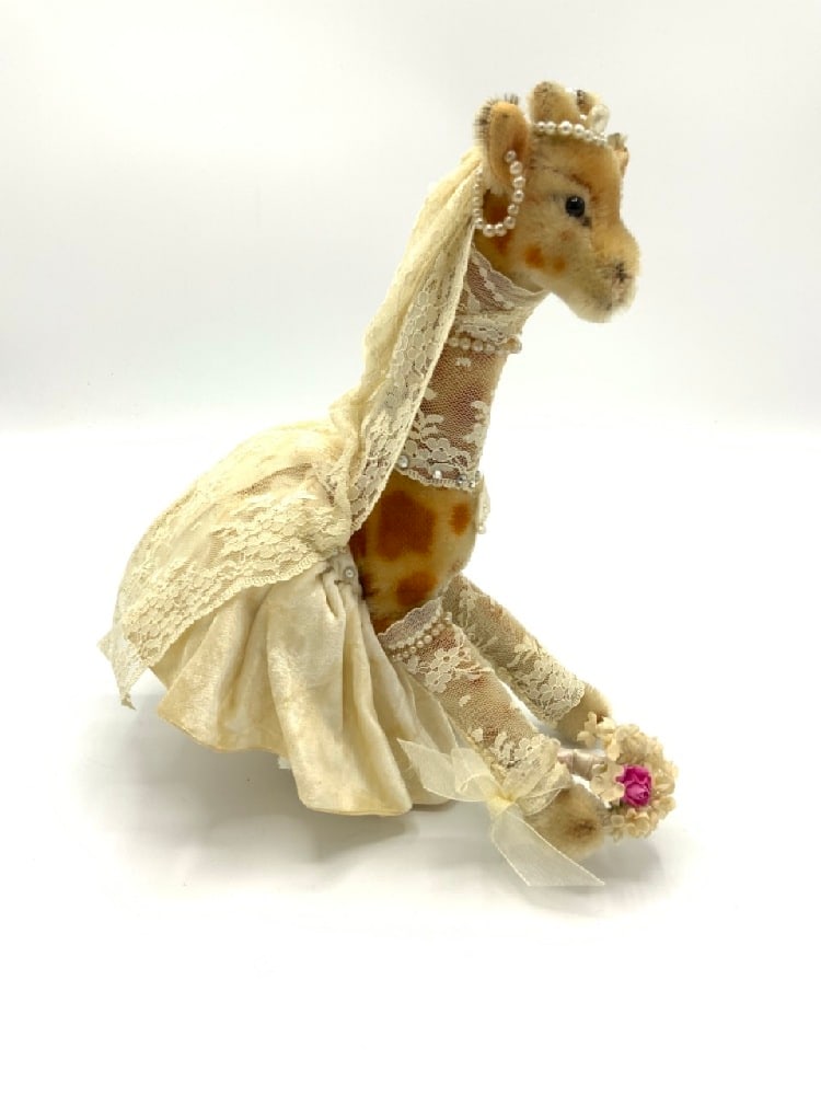 Bride Giraffe Helen Ratkai Steiff Couturiere: Bride Giraffe Helen Ratkai Steiff Couturiere.Dress has stain. Please See Preview Photographs Dimensions: 12” H (Seated)