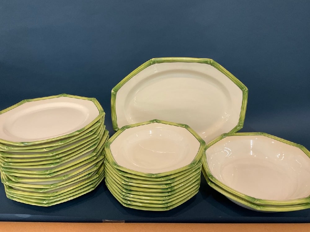 Este Italian Service Plates, Bowls and Dinner Plates: Estate compiled Italian porcelain service plates, bowls and dinner plates. Made in Italy Este A Mano. 16 11 1/2” dinner plates 10 Soup Bowls 10” 2 Serving Bowls 2 1/2” x 12” 1 Platter 12” x 