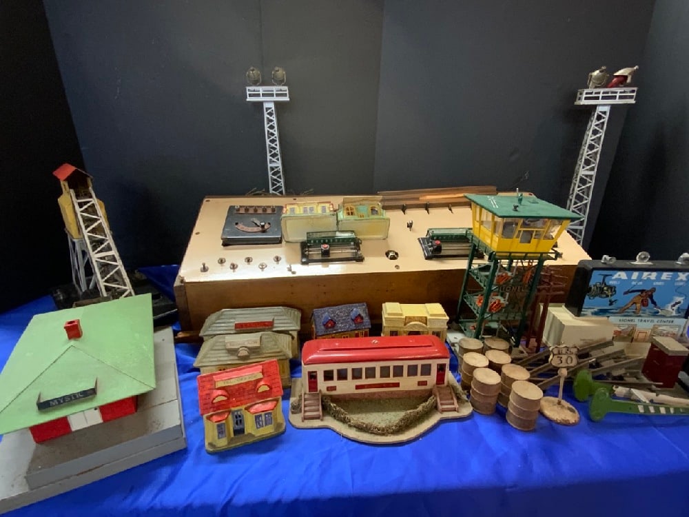 Early Lionel Accessories Lot (1 of 19)