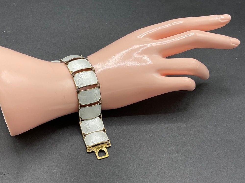 David Andersen, Norway, Sterling Silver Enameled Bracelet: David Andersen, Norway, Sterling Silver Enameled Bracelet. Total weight: 1.2 a oz Total weight: 7" length.