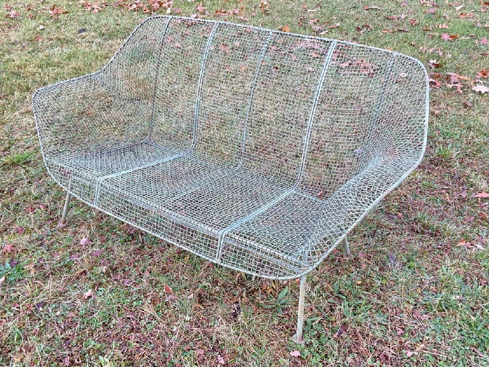 Woodard Sculptura Mesh Sofa: Woodard Sculptura Mesh Sofa. Fine condition. Dimensions: 28” x 52” x 27”