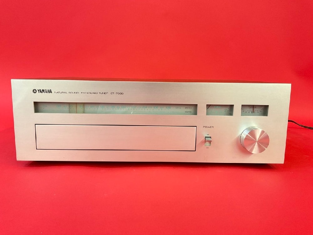 Yamaha Natural Sound FM Stereo Tuner CT-7000: Yamaha Natural Sound FM Stereo Tuner CT-7000 Dimensions: 17”L x 13”D x 51/2” H,Weighs 29 Lbs Good Condition,Please See Preview Photographs (Turns on)