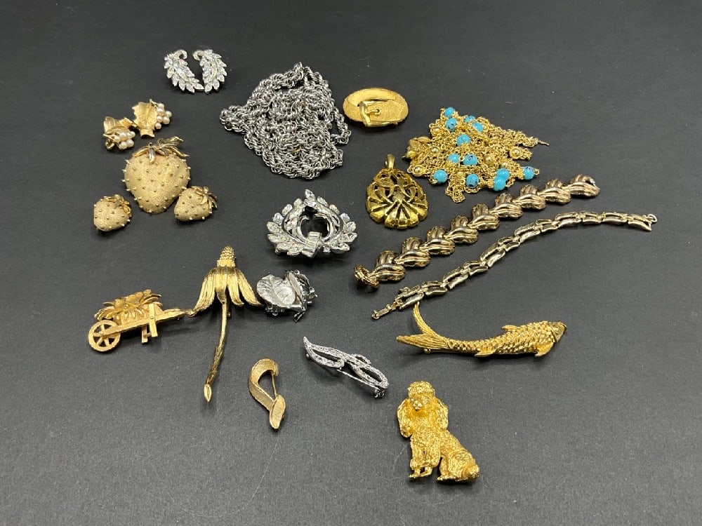 Costume Jewelry Lot with Trifari 22 pcs: Costume Jewelry Lot with Trifari 22 pcs Good Condition,Please See Preview Photographs