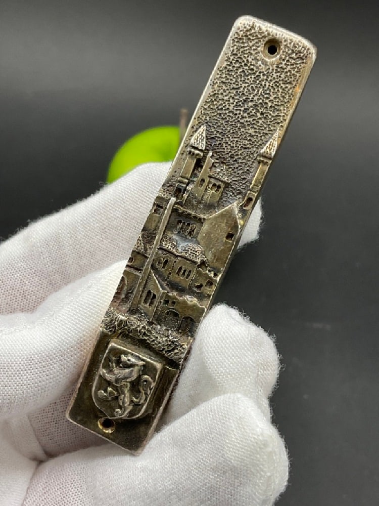 Henryk Winograd Judaica Mezuzah 999 Silver: Henryk Winograd Judaica Mezuzah 999 Silver. Reverse having a gold wash. c. 1990's. Dimension: 3 1/4” x 3/4” Total weight: 29.4 grams