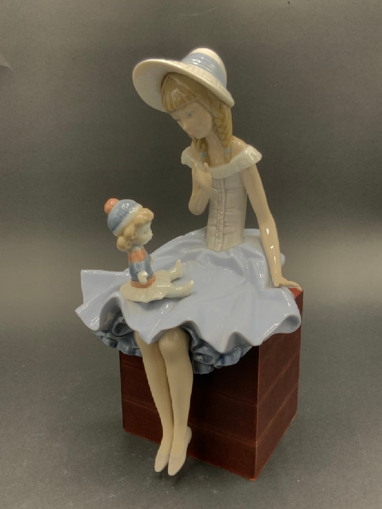 Lladro Suzy & Her Doll 1378 Statue: Lladro Suzy & Her Doll 1378 StatueDimensions: 11” H x 6” WGood Condition, Please See Preview Photographs
