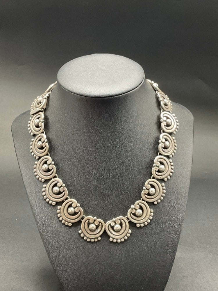 Vintage Taxco Los Castilos Mexican Silver Necklace: Los Castillos Taxco Mexican Sterling Silver Necklace. Dimensions: 14" Some solder repair needed. See photograph preview. Total weight: 96.37 grams