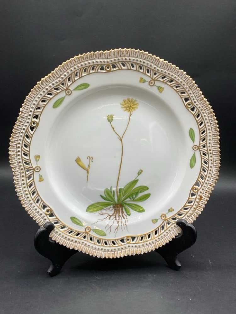 Flora Danica Royal Copenhagen Porcelain Dinner Plate, Hieracium auriculaeforme Fr.: Flora Danica Royal Copenhagen, Hieracium auriculaeforme Fr.Dimensions: 10" Diameter. Condition: One edge chip present and small rough spot at center pin size please see photograph preview