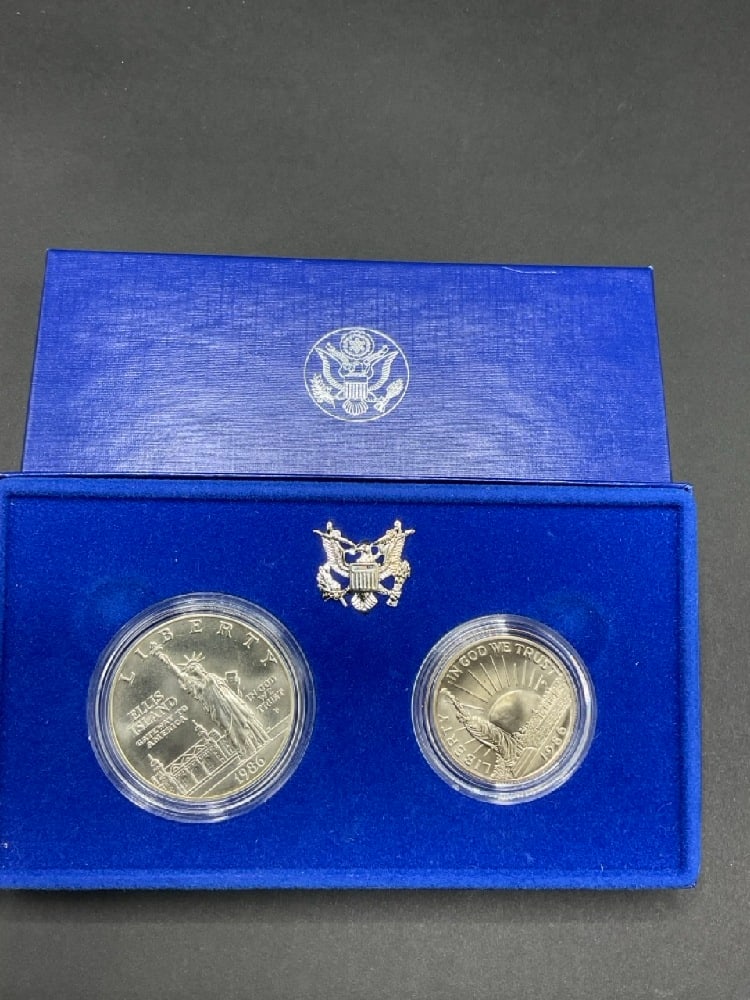 U.S. Liberty Silver Dollar and Half Dollar Coin Set 1986: U.S. Liberty Coins Uncirculated Denver Mint 1986. Silver Dollar and Mixed Metal Half Dollar Boxed Set.