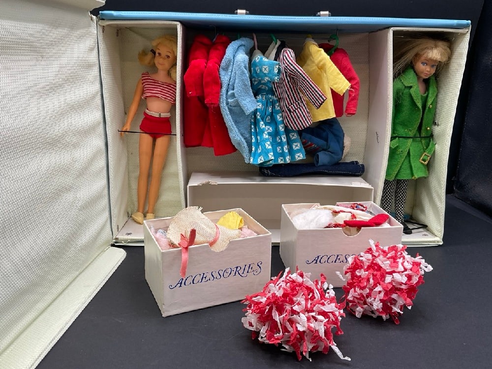 1960's Barbie SKIPPER and SCOOTER Case Full (1 of 10)