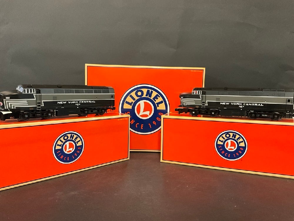 Lionel New York Central Sharknose AA Diesel Locomotive Set 6-34519: Lionel New York Central Sharknose AA Diesel Locomotive Set 6-34519 In Original Box