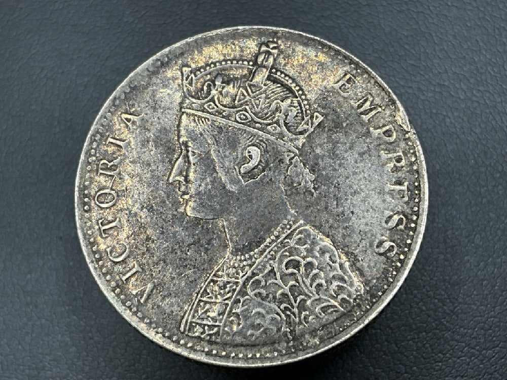 1875 India One Rupee Authentic Silver Coin Pill Box: 1875 India One Rupee Authentic Silver Coin Pill Box.