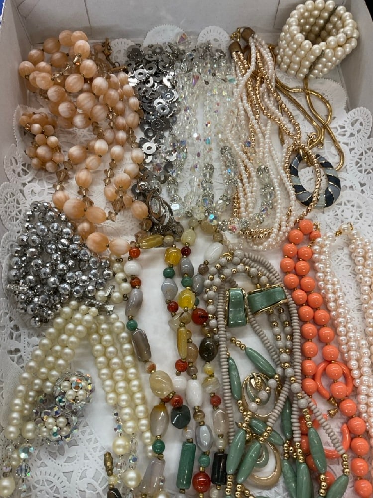 Vintage Costume Jewelry Lot with Lisner and Trifari: Vintage Costume Jewelry Lot with Lisner and Trifari. Please See Preview Photographs
