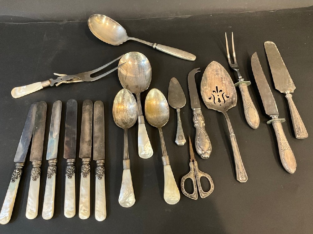 Compiled Sterling Flatware with MOP Handles: Compiled Sterling Flatware with MOP Handles 1,008 grams, 32.4 toz