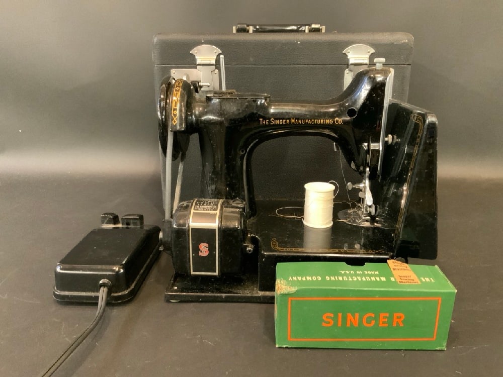 Singer Feather Weight Sewing Machine 3-120 USA 66784 (1 of 10)