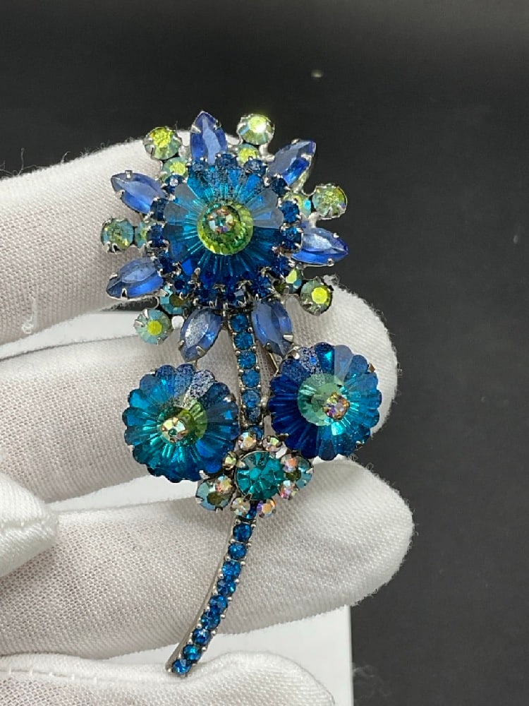 Vintage Costume RIVOLI Glass and Rhinestone Flower Brooch (1 of 4)