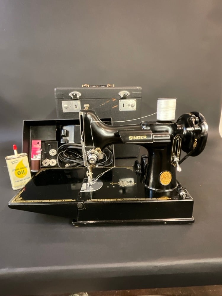 Singer Featherweight Sewing Machine (1 of 6)