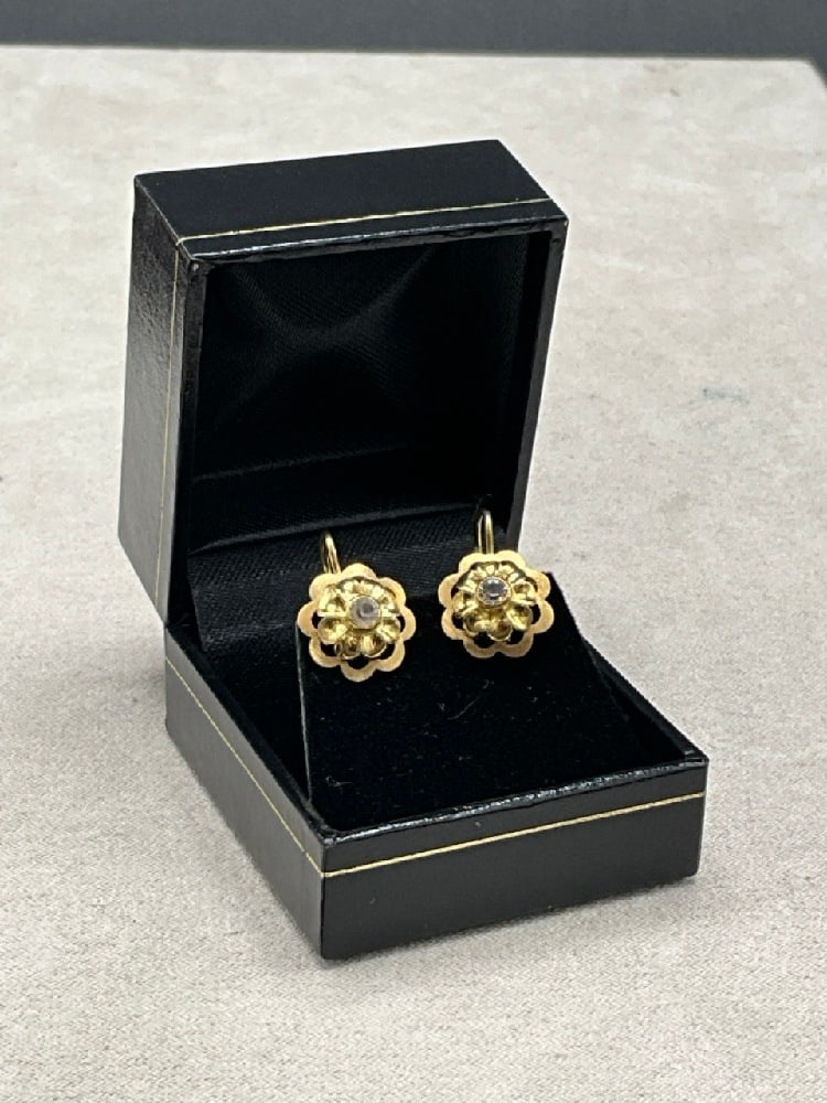 18K Gold Flower Earrings w/ Diamonds (1 of 4)