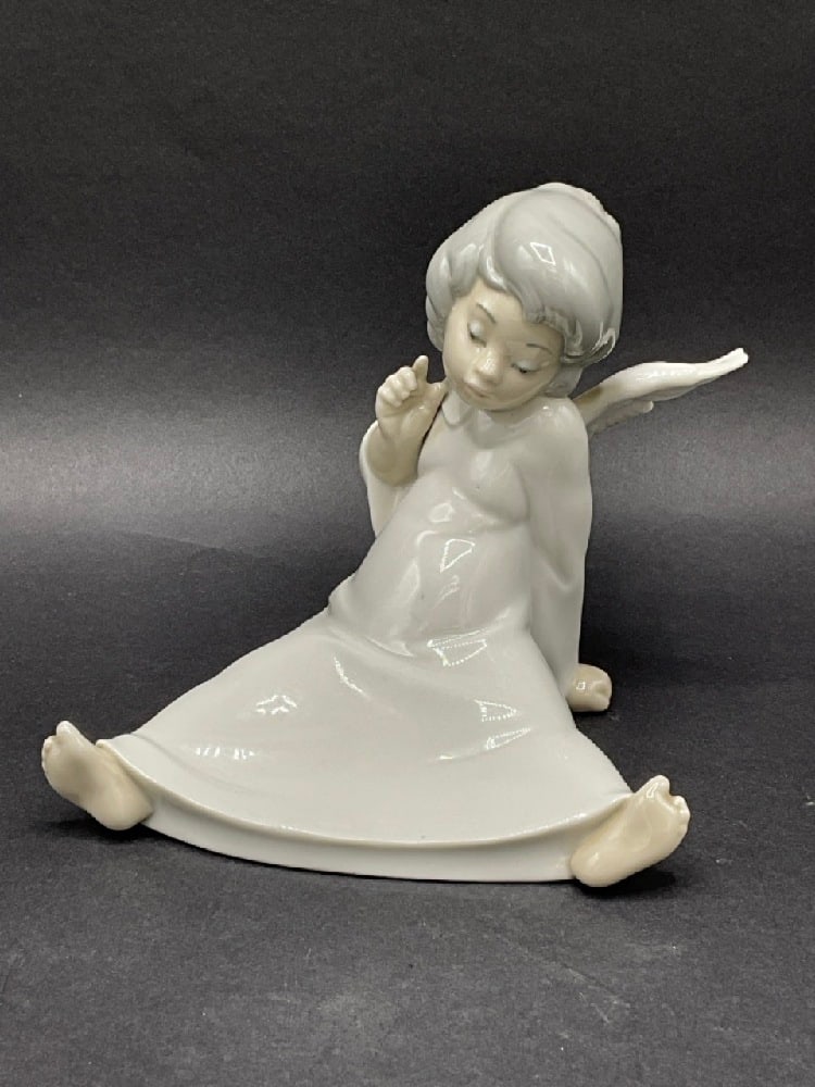 Lladro Seated Angel Wondering #4962: Lladro Seated Angel Wondering #4962Dimensions: 6” H x 6” W x 4 1/2” D Good Condition, Please See Preview Photographs