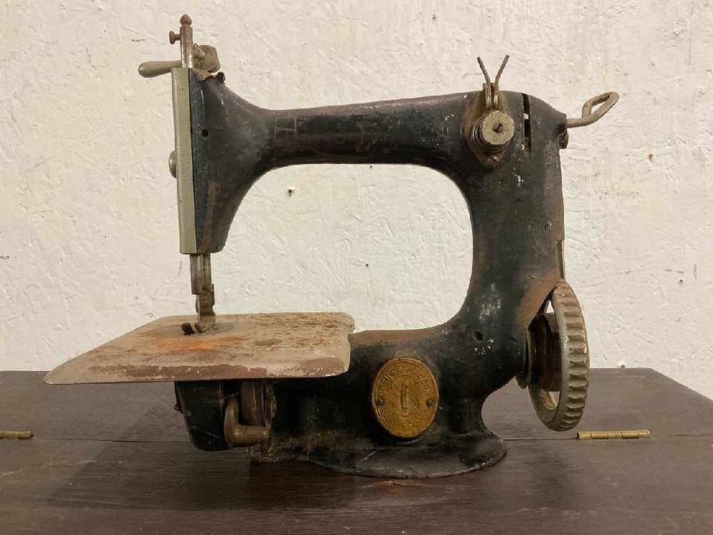 Antique Singer Sewing Machine - 24-7 - H1067716 (1 of 6)