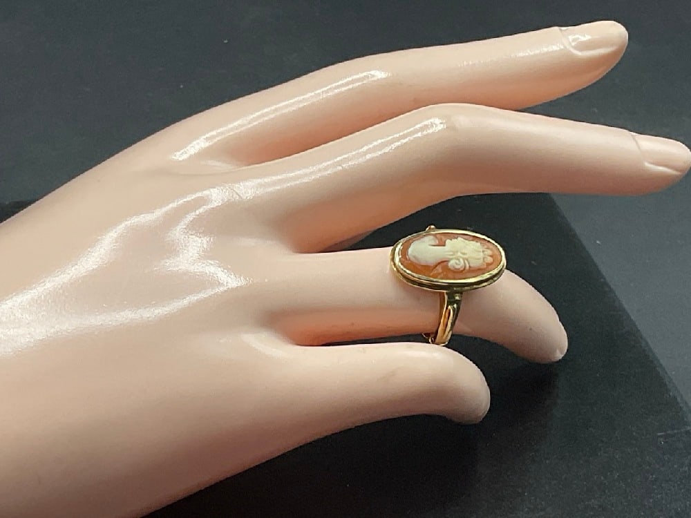 14K Yellow Gold Cameo Ring Size 6 (1 of 4)