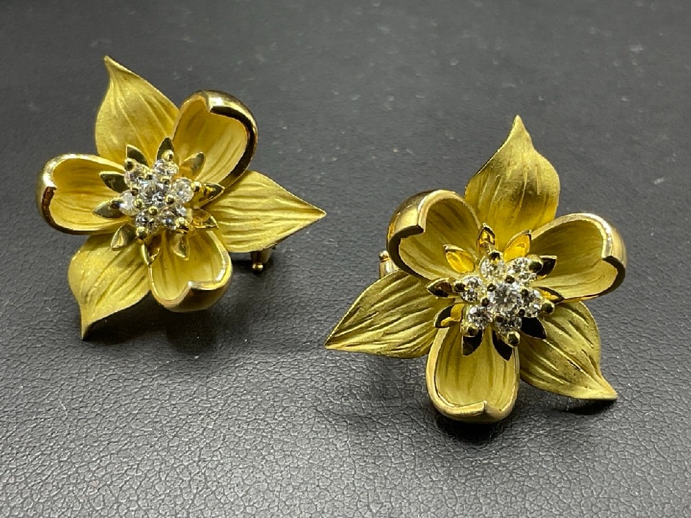 A Pair of fine 18K 750 Yellow Gold Diamond Flower Earrings (1 of 6)