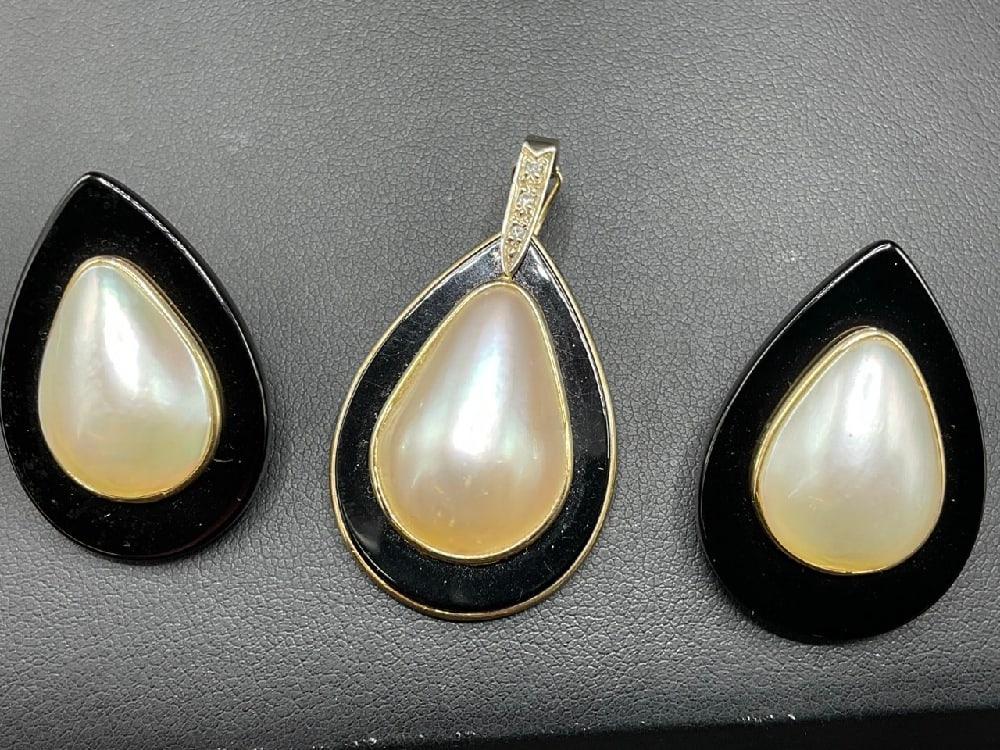14K Yellow Gold Onyx and Pearl Earrings with matching Pendant with Diamonds: 14K Yellow Gold Onyx and Pearl Earrings with matching Pendant with Diamonds. Dimensions: 1 1/4” Total weight: 18.67 grams.