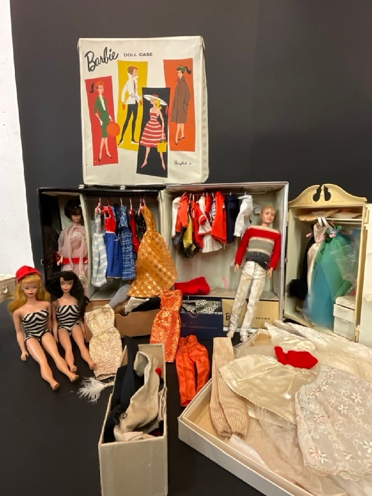 60's Barbie Dolls Group, Many Clothes Etc. (1 of 14)