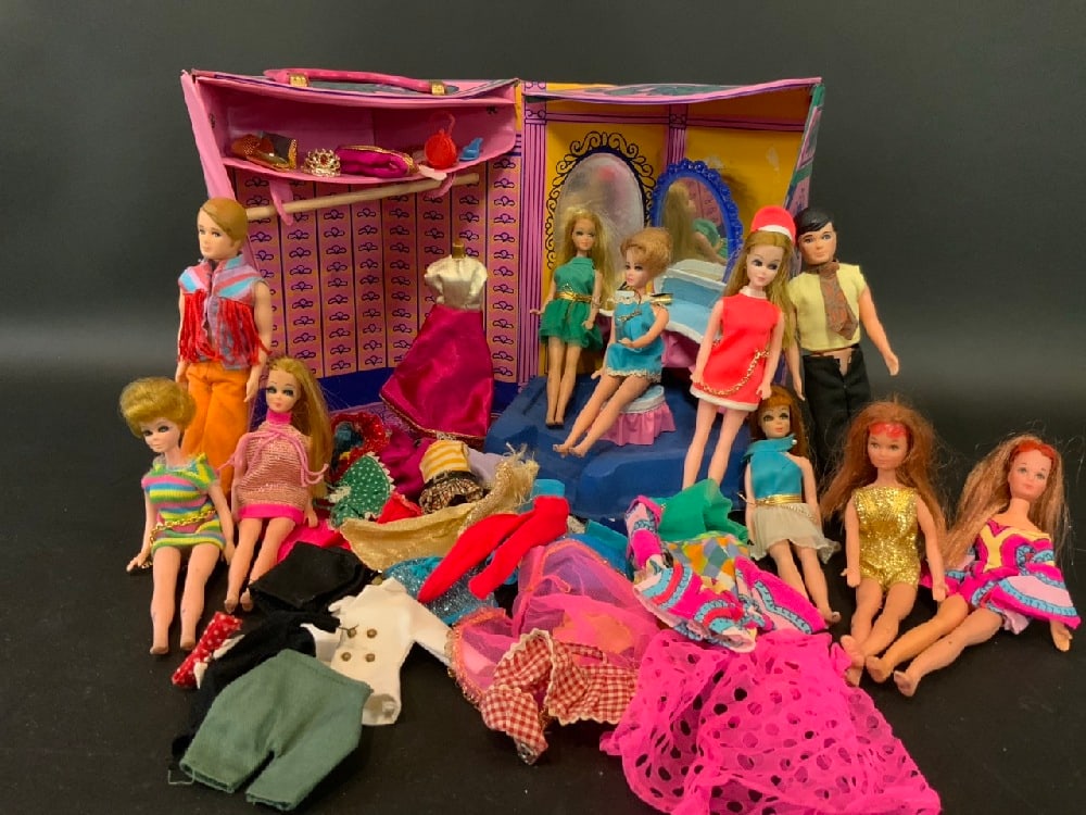 Estate Found Dawn Dolls and Vintage Case Collection (1 of 13)