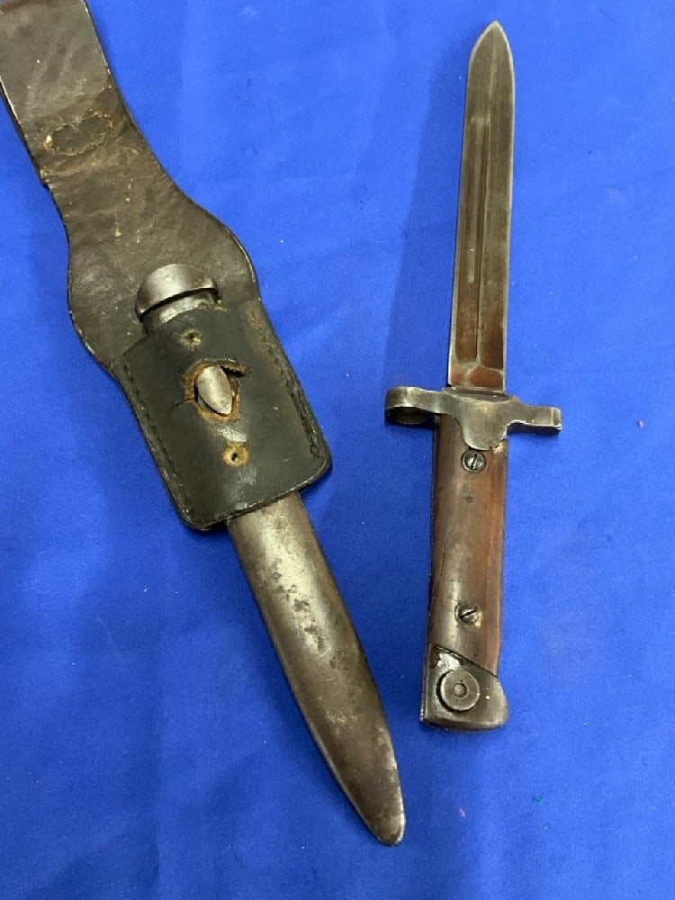 WWII Italian M38 Bayonet: WWII Italian M38 Bayonet.Dimensions: 11 1/2”