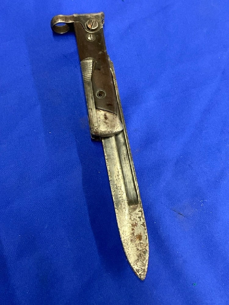 WWII Italian M38 Bayonet: WWII Italian M38 Bayonet.Dimensions: 8 1/2” L