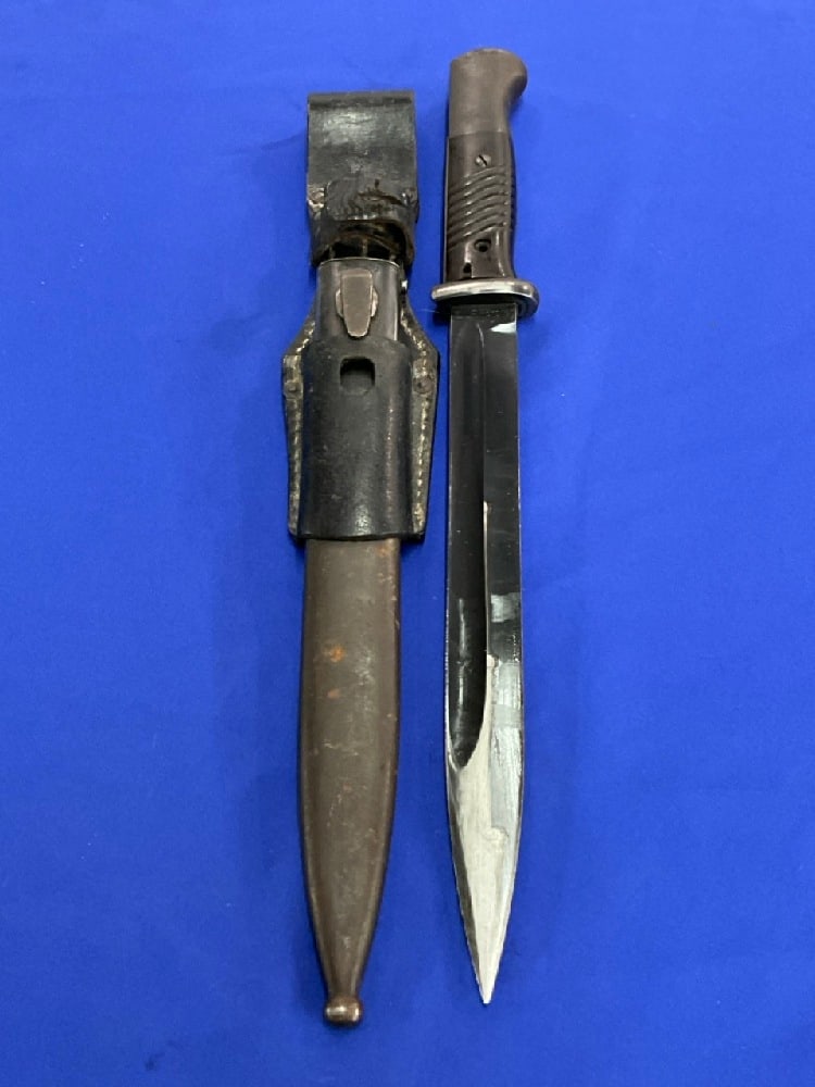 1940 German E.u.F. Horster Bayonet Matching Sheath & Number -#6820: 1940 German E.u.F. Horster Bayonet Matching Sheath & Number -#6820 Dimensions: 15 1/4”