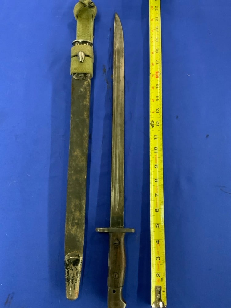 WWI British Enfield Bayonet With Early Teardrop Scabbard (1 of 5)