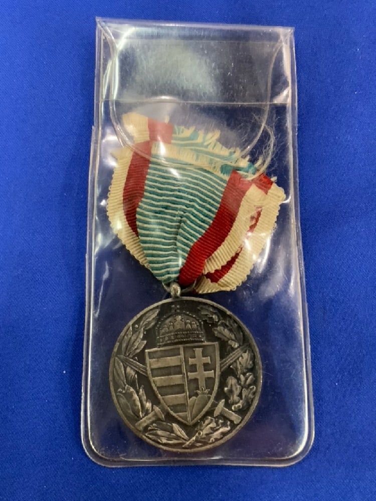 WWI Austrian-Hungarian 3 Bar Commemorative Medal: WWI Austrian-Hungarian 3 Bar Commemorative Medal.Dimensionally: 3 1/2” x 1 1/2”