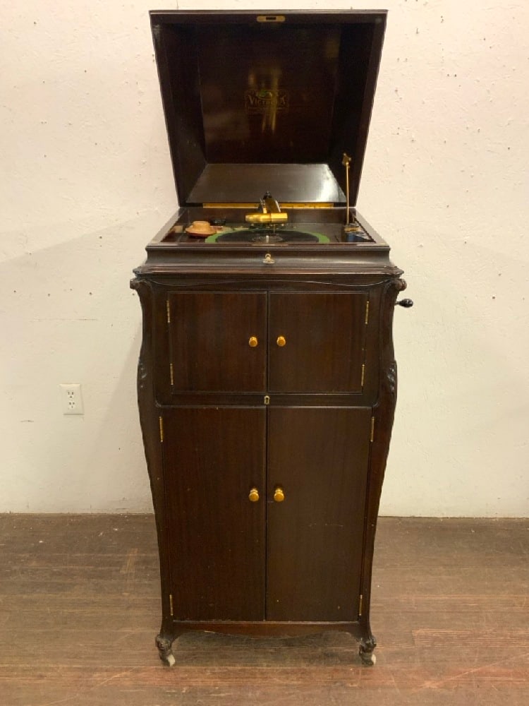 Antique 1918 Victrola Talking Machine Record Player: Antique 1918 Victrola Talking Machine Record Player. Nice brass arm. Very good working order. Part number: 6310Dimensions 48.5” x 26.5” x 25” Dimensions with top lid open 62.75&rdquo