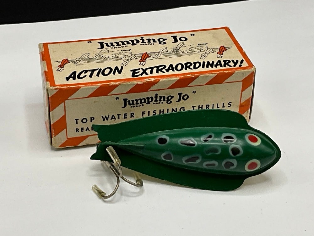Jumping Jo Action Extraordinary Fishing Lure w/ Box: Jumping Jo Action Extraordinary Fishing Lure w/ Box.Dimensions: 1 3/4” x 4”